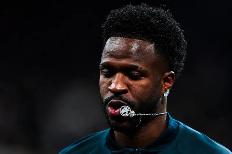 بعد ظهورها حول عنق فينيسيوس.. كم يبلغ سعر قلادة شعار ريال مدريد؟