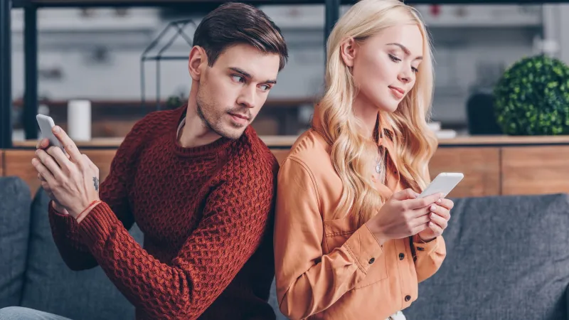 الرسائل الحميمية الرقمية بين الأزواج.. جسر للألفة أم عبء على العلاقة؟ 