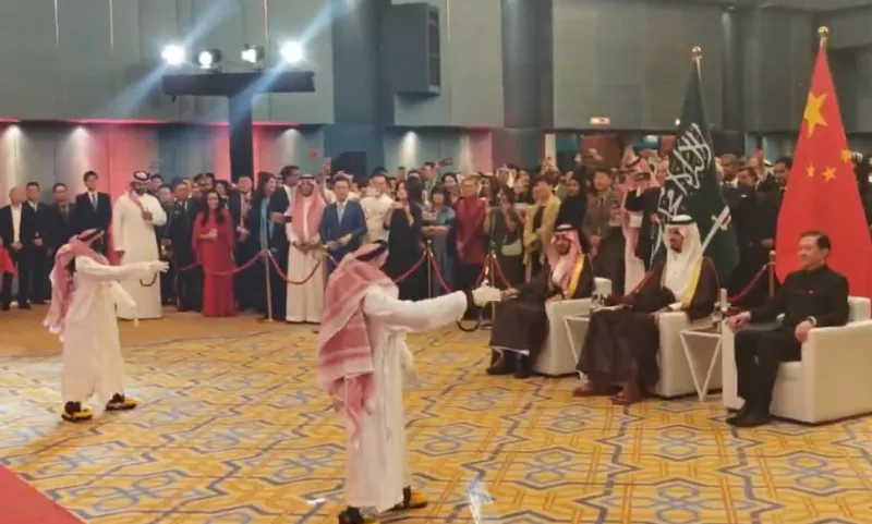 روبوتات تؤدي رقصة سعودية في حفل بالرياض (فيديو)
