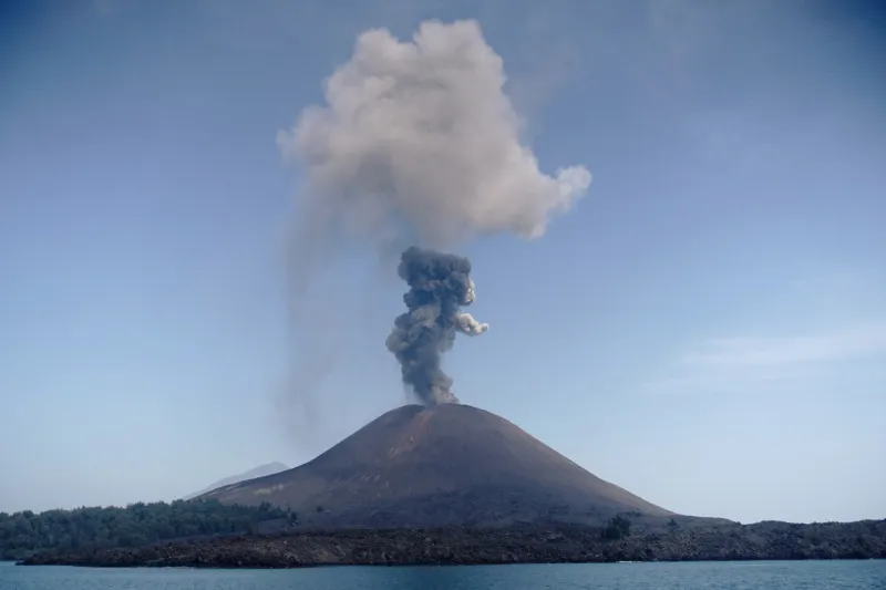 بعد أن تسبب في إرباك حركة الطيران.. ماذا تعرف عن بركان Anak Krakatau؟
