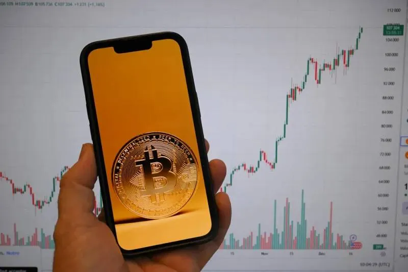بيتكوين تقترب من 79 ألف دولار.. تحركات متباينة في سوق العملات الرقمية
