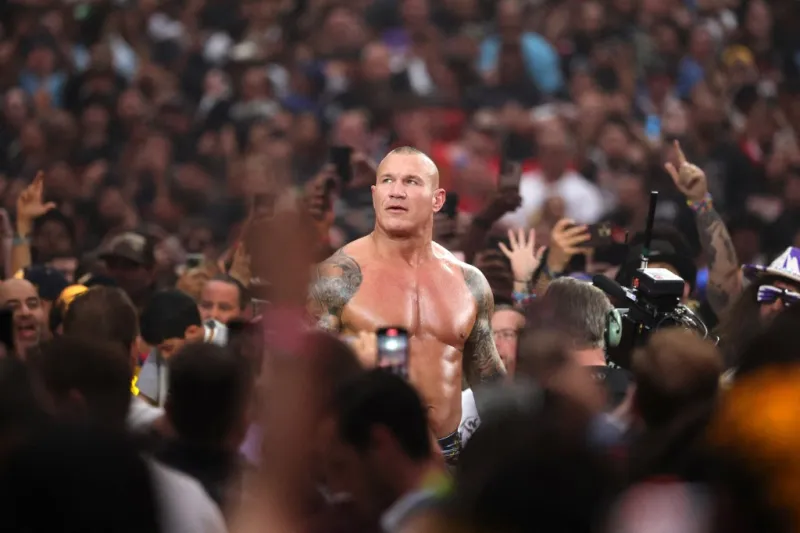 راندي أورتن يفاجئ كودي رودز ويخطف الفوز في WWE (فيديو)