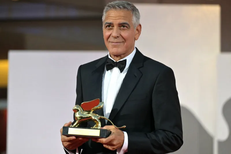 كلوني يحمل الكاميرا بعد تكريمه في مهرجان البندقية السينمائي (فيديو)