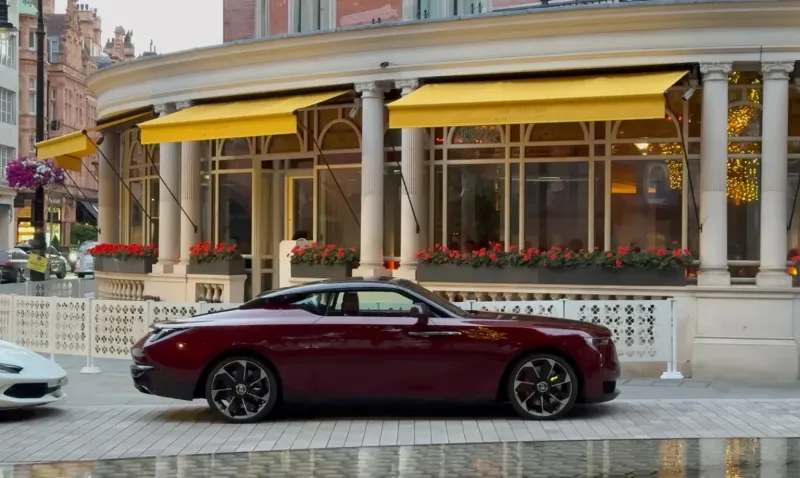 ظهور نادر لسيارة "Rolls-Royce "La Rose Noire الفاخرة في لندن