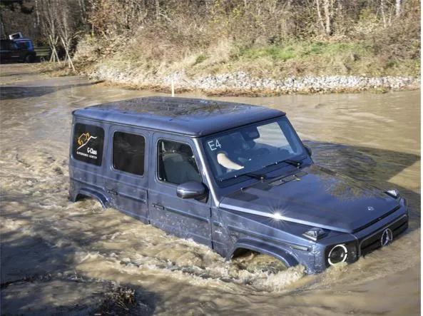براءة اختراع جديدة قد تحول Mercedes-Benz G-Class الكهربائية إلى سيارة برمائية