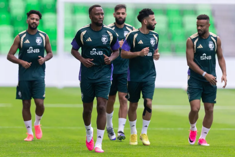 دونيس يعلن قائمة السعودية لـ«خليجي 27».. 26 لاعبًا في مهمة استعادة اللقب