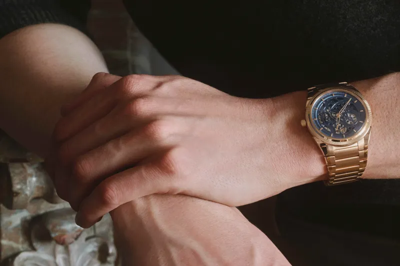 الذهب الوردي يلتقي بأزرق ميلانو.. Parmigiani Fleurier تكشف عن TONDA PF Skeleton الجديدة