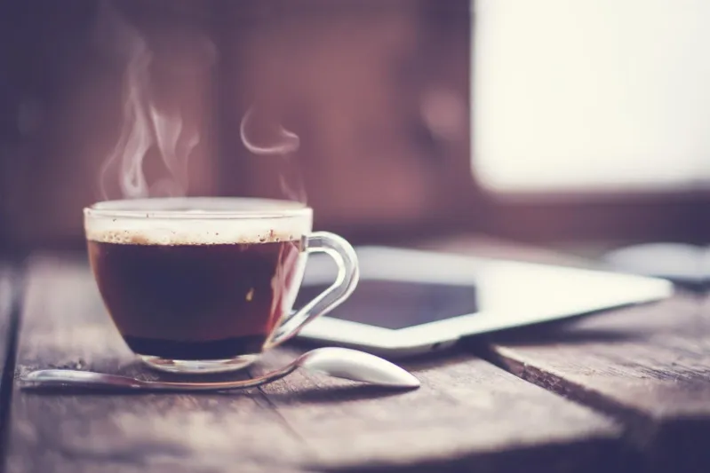 الشاي صديق العظام والقهوة بإفراط تضرها.. ماذا كشفت أحدث الأبحاث الطبية؟