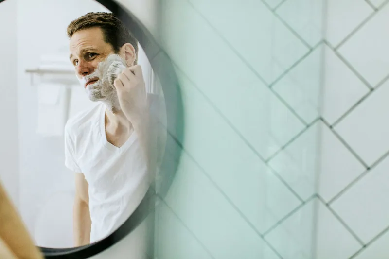 دليل الرجل لحلاقة مثالية.. كيف تحافظ على ترطيب بشرتك قبل الحلاقة وأثناءها وبعدها؟