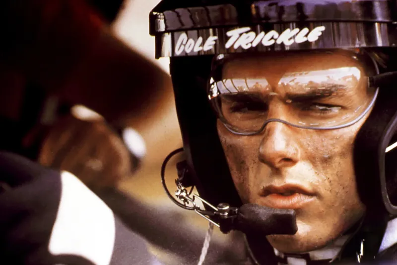 توم كروز يستعيد كواليس "Days of Thunder": قُدت سيارة سباق وشقيقتي الحامل بجواري (فيديو)