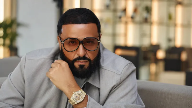 ساعة واحدة من نوعها.. دي جي خالد يستعرض تحفة فاخرة من أوديمار بيجيه