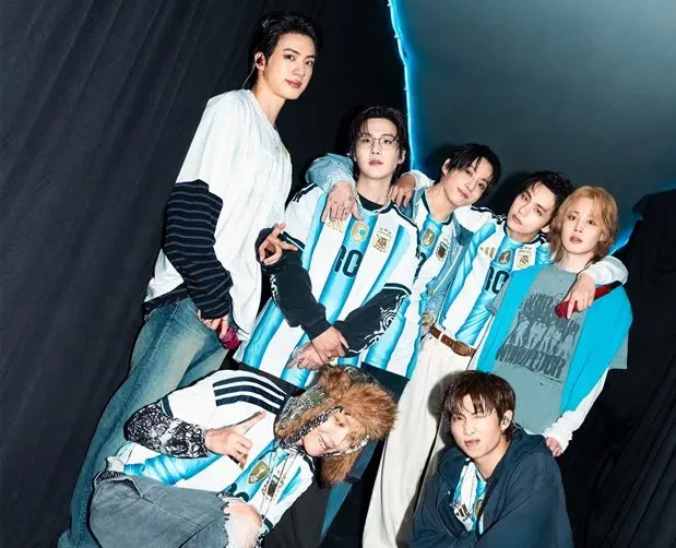 فرقة BTS ترتدي قميص ليونيل ميسي وتحتفل على طريقته خلال حفلها في الأرجنتين