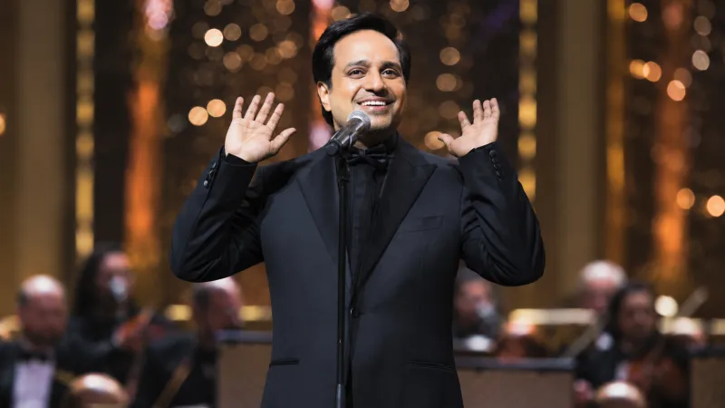 راشد الماجد يضيف "هنا الشعب" إلى أعماله الغنائية الجديدة (فيديو)