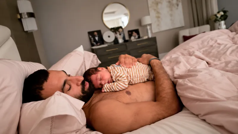 بعد صورة محمد صلاح ونجله ليل.. لماذا يهدأ الرضيع في حضن أبيه؟