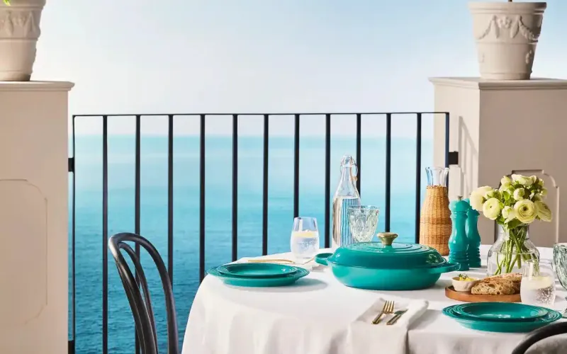 جاشنمال تطلق حصريًا مجموعة Bleu Riviera من لو كروزيه.. ألوان الريفييرا الفرنسية في مطبخك