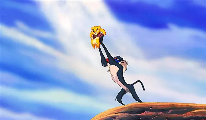 طفل حقيقي وراء أيقونية The Lion King.. قصة مشهد رفع سيمبا