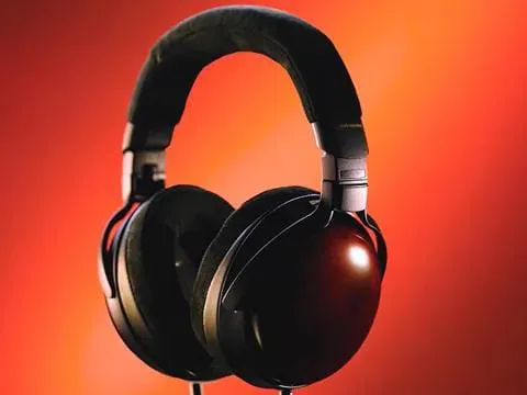سماعات ATH-AWX7000 المصنوعة من خشب السرو الياباني لعشاق الصوت الفاخر