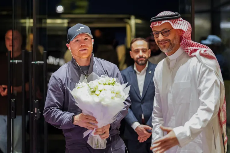 كانيلو يصل إلى الرياض استعدادًا لنزال «المكسيك ضد العالم»