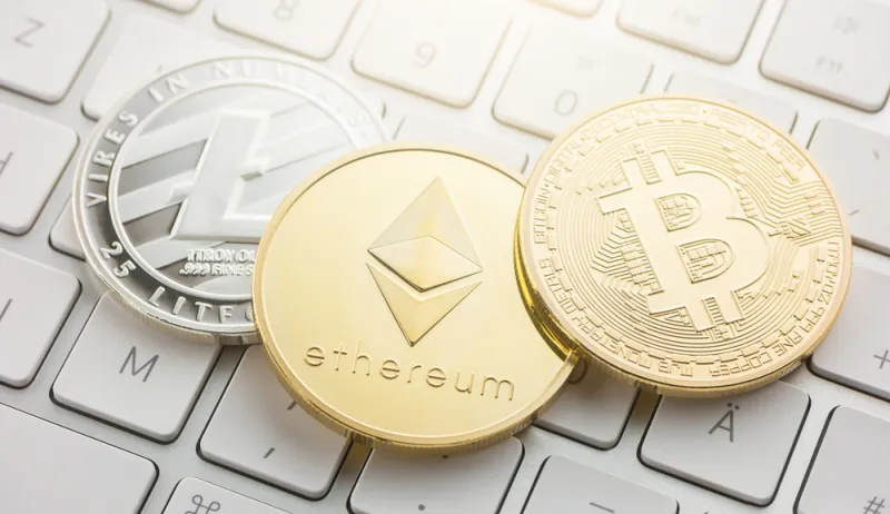 العملات المشفرة تتراجع اليوم.. كم سجلت بيتكوين وإيثيريم؟