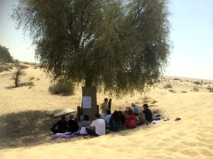 بالصور: محمد بن راشد يفاجئ سياح صينيين بالانضمام اليهم في البر