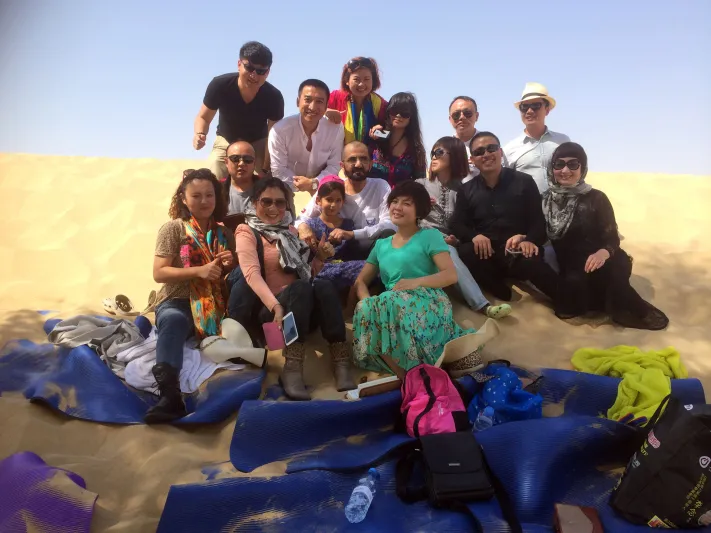 بالصور: محمد بن راشد يفاجئ سياح صينيين بالانضمام اليهم في البر