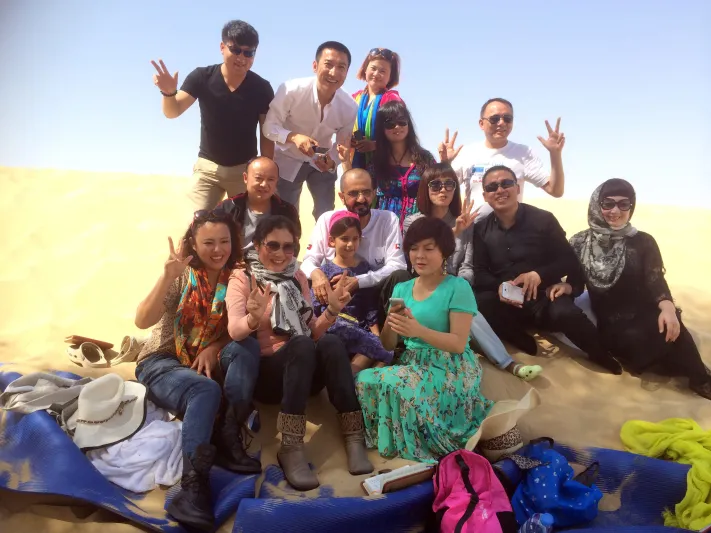 بالصور: محمد بن راشد يفاجئ سياح صينيين بالانضمام اليهم في البر