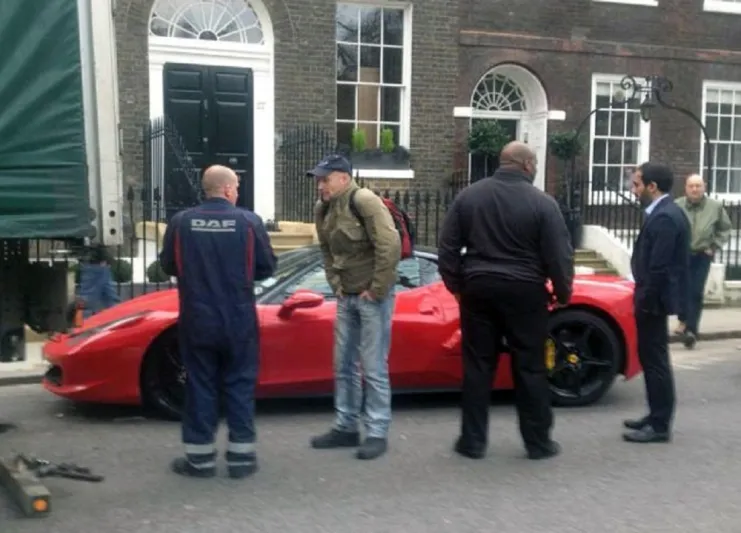 صدمة شاب عربي حطمت شاحنة سيارته الفيراري في لندن