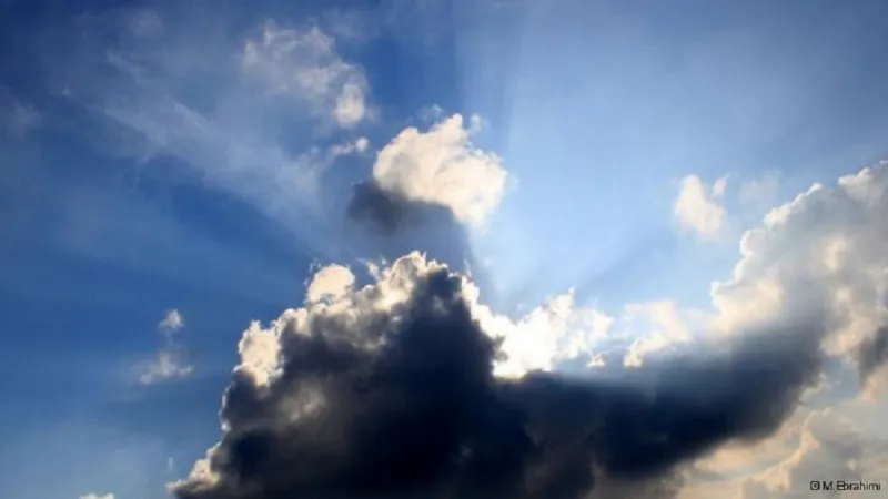 لماذا تكون الغيوم المطرية داكنة اللون؟