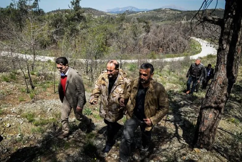 بالصور: زعيم المعارضة السورية يتجول في مسقط رأس الرئيس السوري