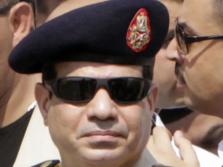 بالصور : السيسي يقود دراجة هوائية في احد شوارع القاهرة