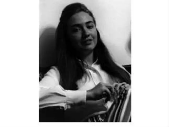 «واشنطن بوست» تسترجع شباب هيلاري كلينتون بمجموعة من الصور النادرة