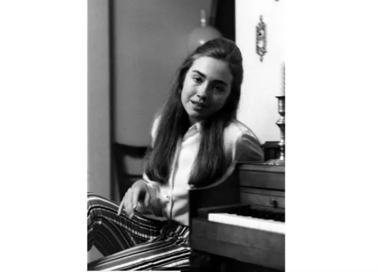 «واشنطن بوست» تسترجع شباب هيلاري كلينتون بمجموعة من الصور النادرة