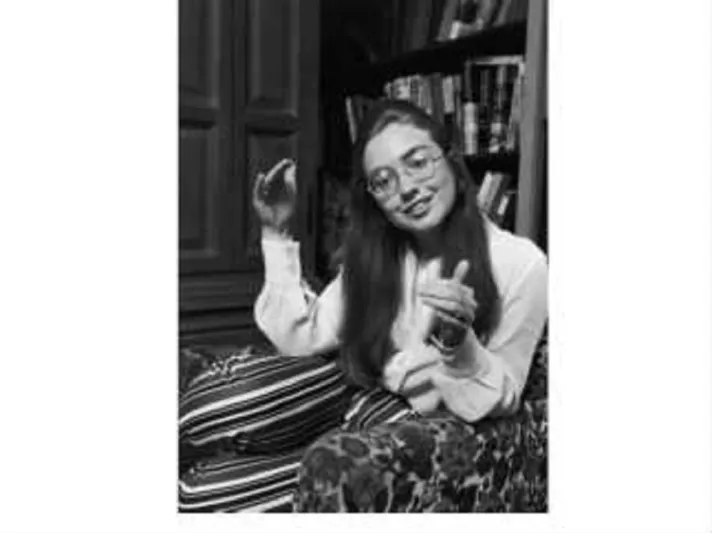 «واشنطن بوست» تسترجع شباب هيلاري كلينتون بمجموعة من الصور النادرة