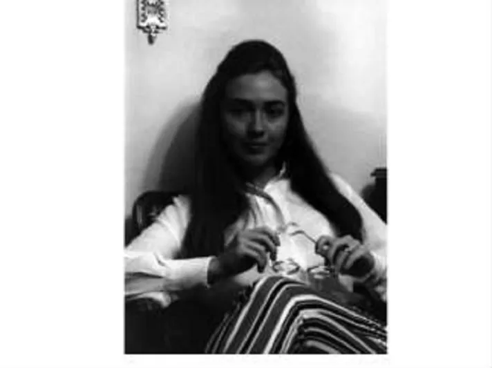 «واشنطن بوست» تسترجع شباب هيلاري كلينتون بمجموعة من الصور النادرة