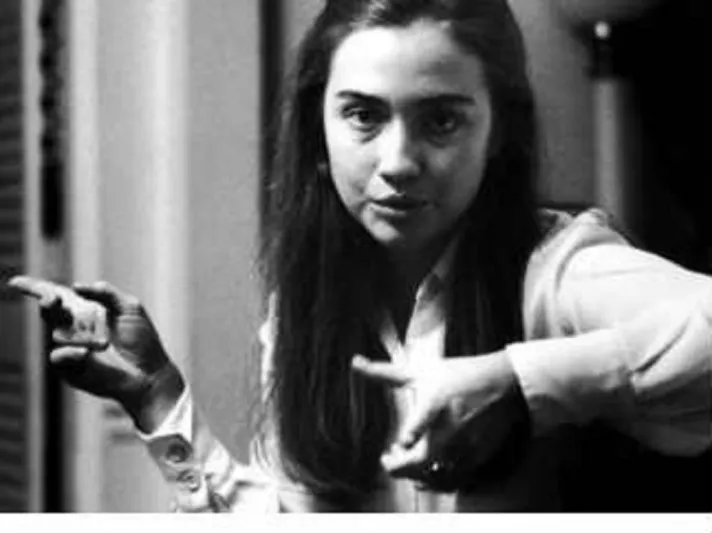 «واشنطن بوست» تسترجع شباب هيلاري كلينتون بمجموعة من الصور النادرة