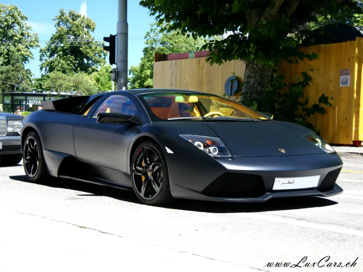 بالصور : قطري يعرض سيارته للبيع وسط لندن.