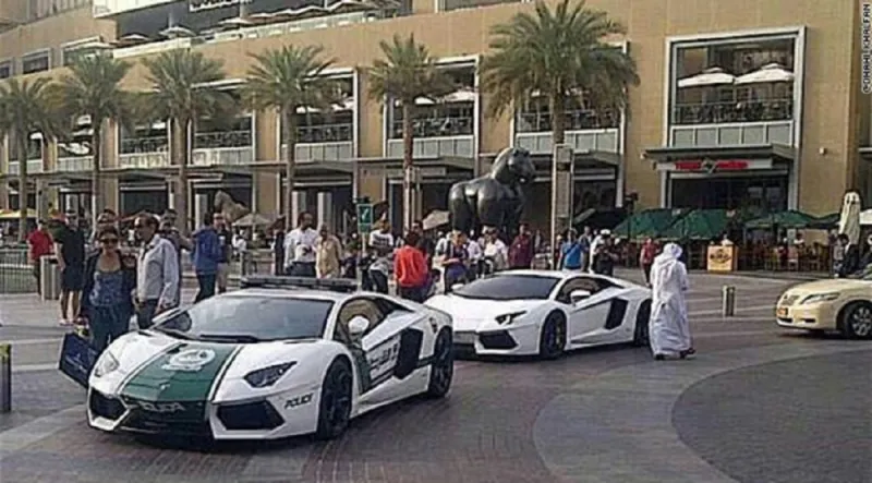 دبي: رجل يروج للفاحشة مع صديقته في صندوق سيارته