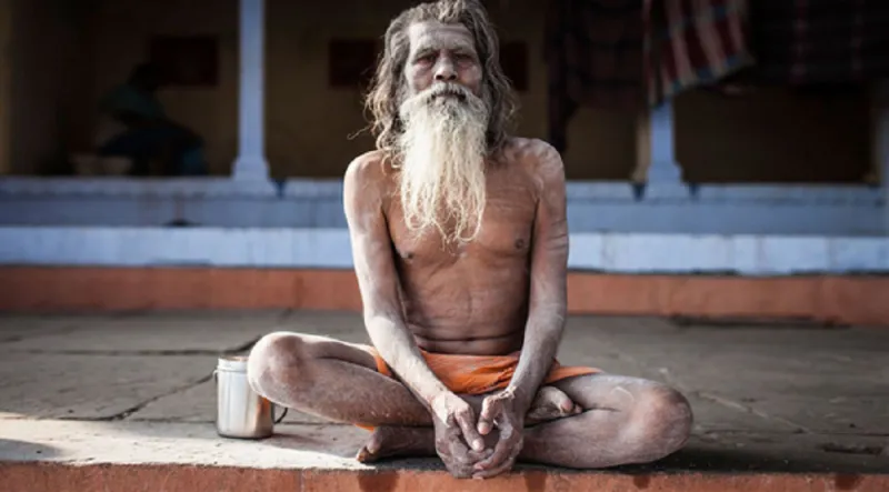 بالصور: طائفة هندية تأكل الموتى وتستخدم الجثث أسرّة للنوم