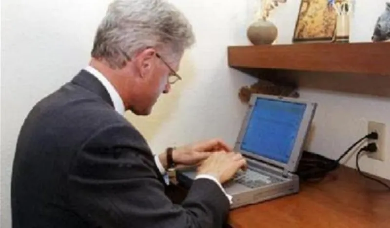 مزاد لكمبيوتر أرسل منه كلينتون أول بريد إلكتروني   