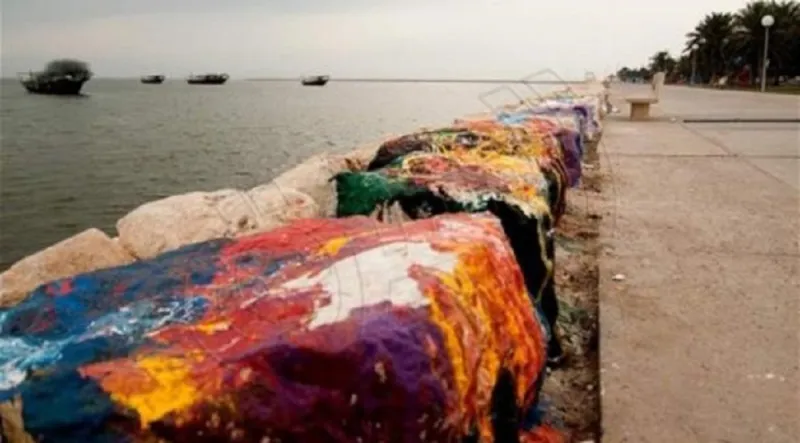 صخور ملونة على كورنيش القطيف تير جدلاً واسعاً