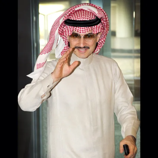 الوليد بن طلال يهدي الجابر سيارة «بنتلي» بعد فوز الهلال على النصر