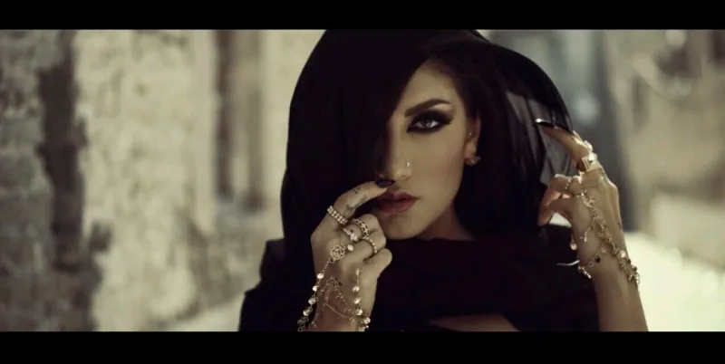 شعار ماسوني يعرض مغنية كردية لسيل من التهديدات بالقتل