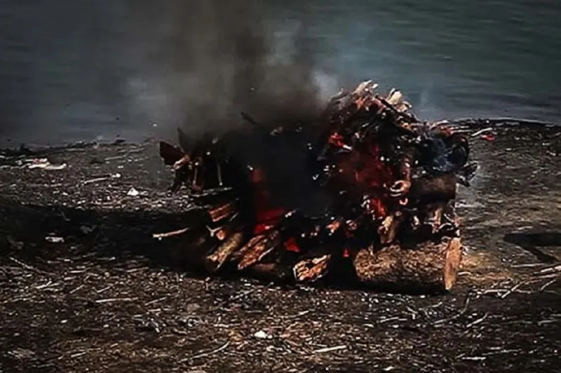 بالصور: طائفة هندية تأكل الموتى وتستخدم الجثث أسرّة للنوم