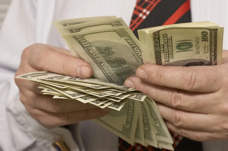 دبي : سجن موظف بنك أنفق مليون درهم من حساب عميل على ملذاته.