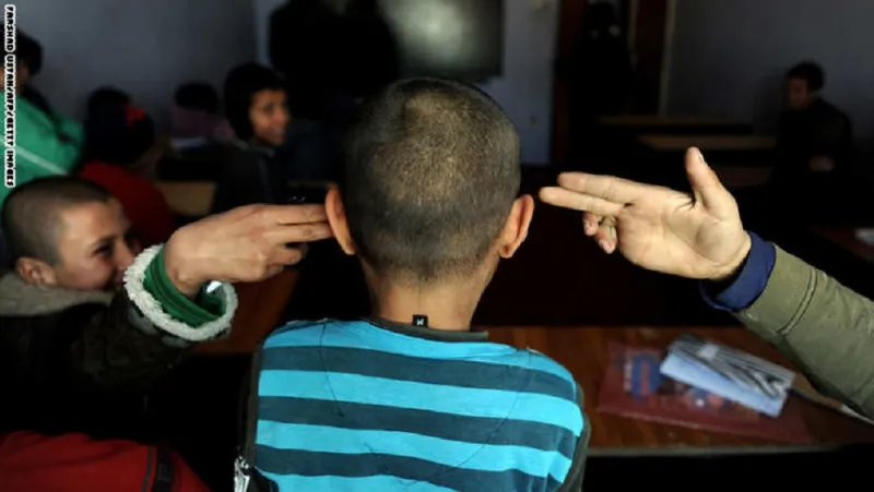 إيقاف فتى من المدرسة لتشكيله حركة مسدس بيديه