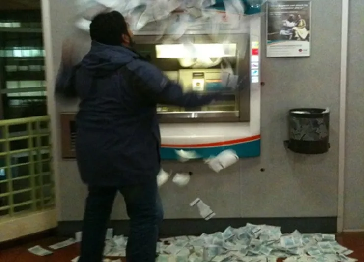 التحذير من فيروس يجعل أجهزة الصراف الآلي تمطر نقودا!