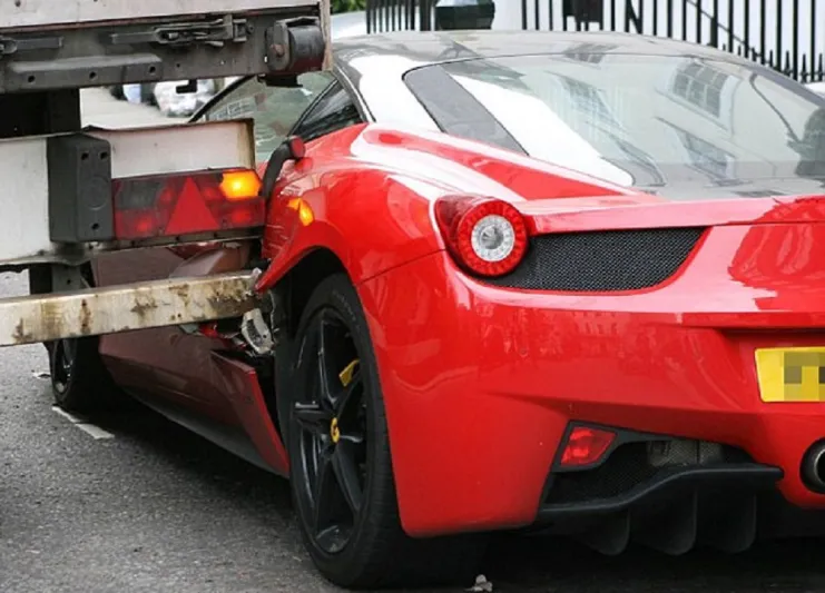 صدمة شاب عربي حطمت شاحنة سيارته الفيراري في لندن