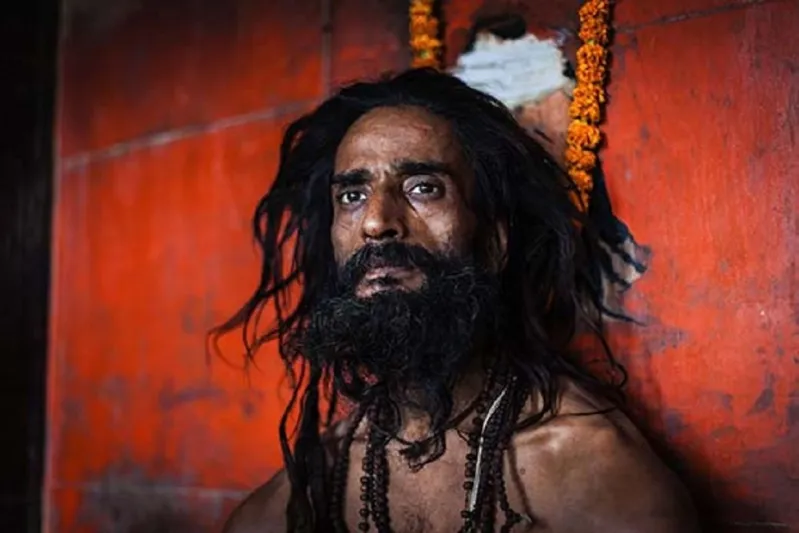 بالصور: طائفة هندية تأكل الموتى وتستخدم الجثث أسرّة للنوم