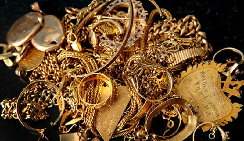 مصري أعاد صندوق ذهب إلى صاحبه ورفض المكافأة