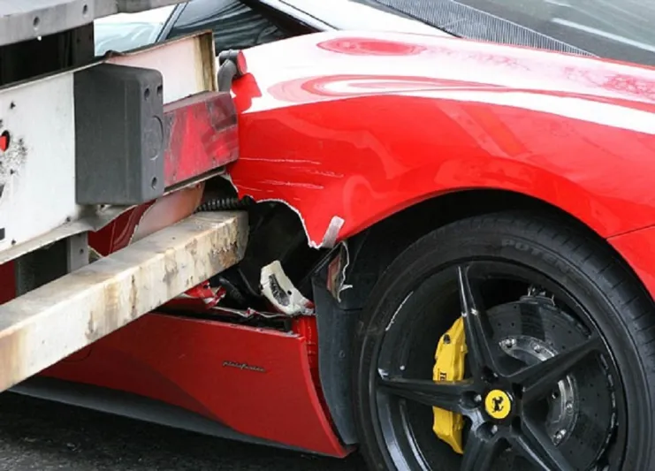 صدمة شاب عربي حطمت شاحنة سيارته الفيراري في لندن